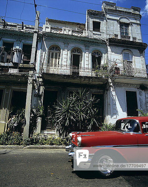 Haus im Kolonialstil und altes Auto Vedado  Havanna  Kuba