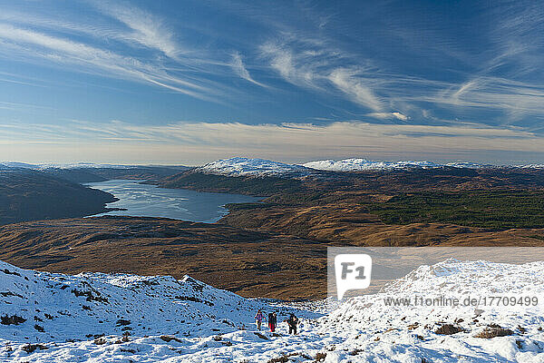 Wanderer klettern auf den schneebedeckten Beinn Respiol  Halbinsel Ardnamurchan; Highlands  Schottland