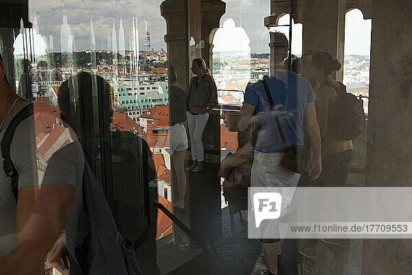 Besucher und das Prager Stadtbild spiegeln sich in den Fenstern des Prager Altstädter Rathauses; Prag  Tschechische Republik
