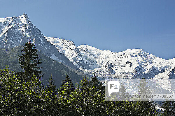 Mont-Blanc-Massiv  links die Aiguille Du Midi  in der Mitte der Mont Blanc; Frankreich