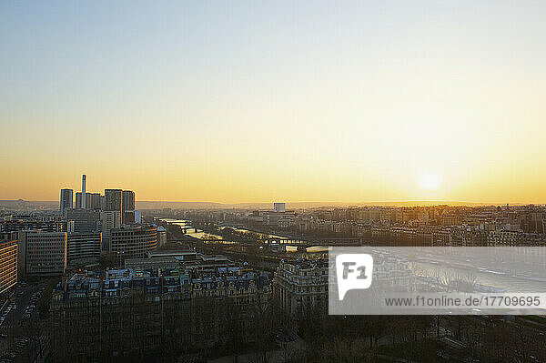 Paris und die Seine bei Sonnenuntergang; Paris  Frankreich