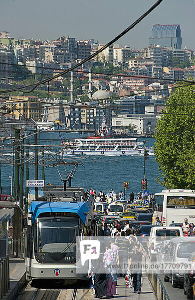 Türkei  Blick von einer stark befahrenen Straße und Straßenbahn auf das Goldene Horn und auf den Stadtteil Beyoglu ; Istanbul