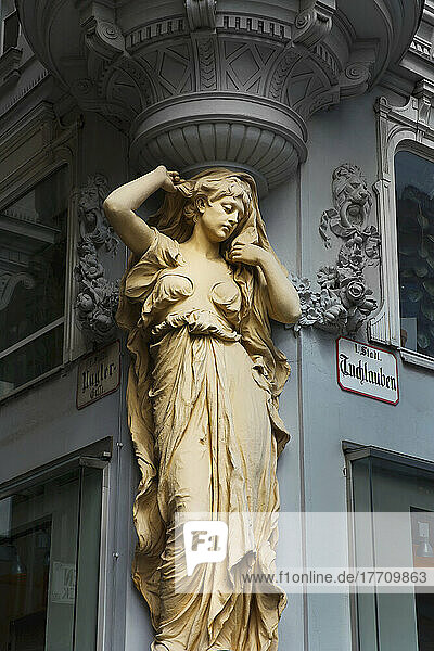 Statue einer Frau an der Ecke eines Gebäudes; Wien  Österreich