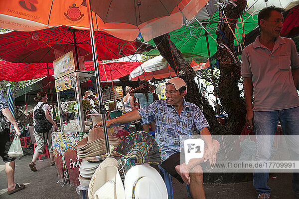 Hutverkäufer auf dem Markt; Bangkok  Thailand