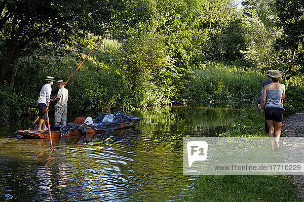 Stocherkahnfahren auf dem Oxford-Kanal  Upper Heyford; Oxfordshire  England
