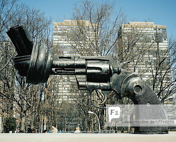 Die verknotete Pistolenskulptur Non violence   Carl Fredrik Reutersward  vor dem Hauptsitz der Vereinten Nationen  New York  U.S.A.