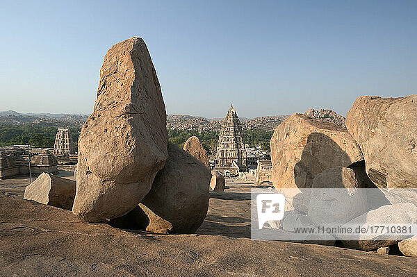 Große Felsen mit religiösen Gebäuden im Hintergrund; Hampi  Karnataka  Indien