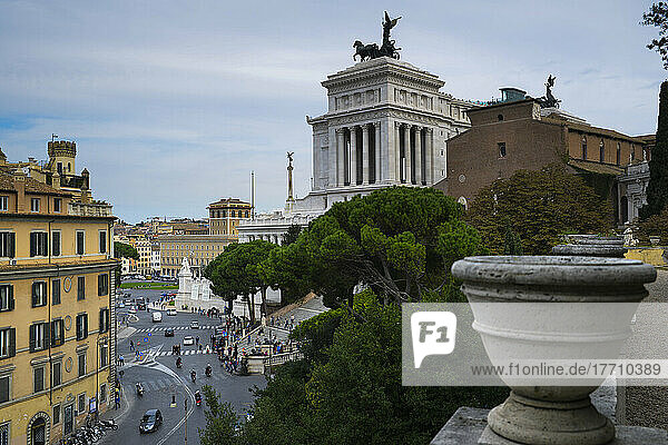 Ansicht der Piazza Venezia mit Palazzo Venezia in Rom  Italien; Rom  Italien