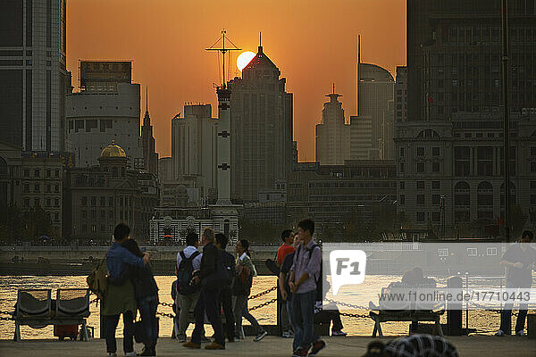 Sonnenuntergang über den Gebäuden des Huangpu-Viertels  gesehen vom Pudong-Viertel in Shanghai; Shanghai  China