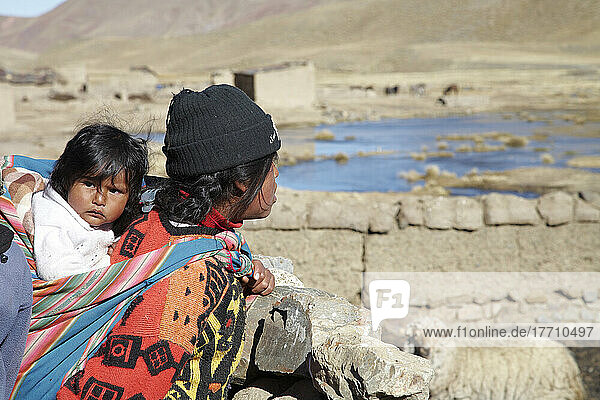Aymaranische Frau und Baby Kordillere Realbolivien