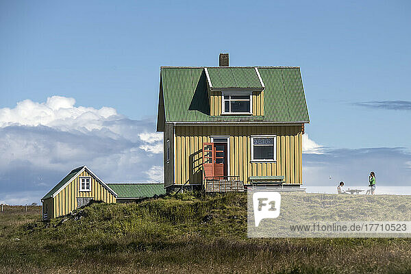 Haus in der Stadt Flatey  Island  einem ehemaligen Fischerdorf  das heute ein Touristenziel ist; Island
