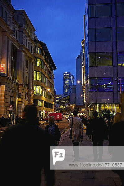 Fußgänger in der Abenddämmerung im Stadtzentrum; London  England
