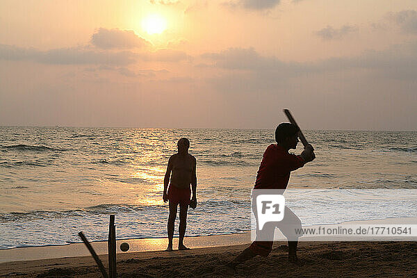 Kricketspiel  der Nationalsport Indiens  am Anjuna Beach bei Sonnenuntergang  Bundesstaat Goa  Indien  Asien.