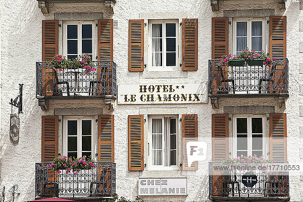 Balkone des Hotels Le Chamonix im Zentrum von Chamonix-Mont Blanc; Chamonix  Mont-Blanc-Tal  Frankreich