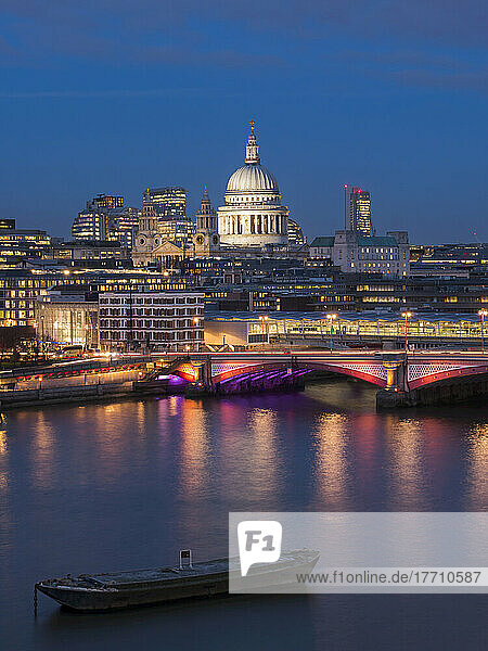 St. Paul's Cathedral und Blackfriars; London  England