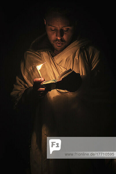 Äthiopischer Pilger mit Bibel und Kerze; Lalibela  Äthiopien