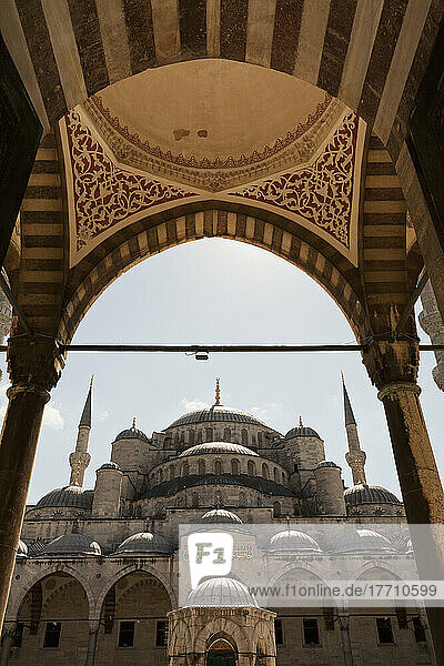 Der Blick vom Innenhof der Blauen Moschee; Istanbul  Türkei
