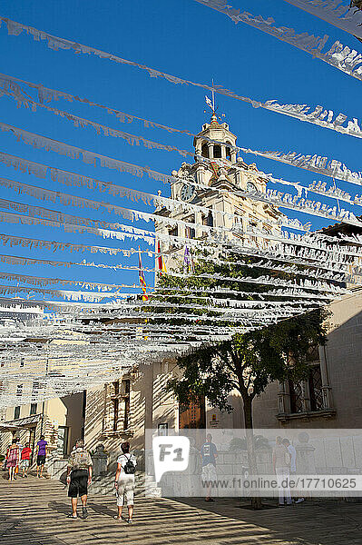 Rathaus und Straßendekoration von Alcudia  Mallorca  Balearische Inseln  Spanien