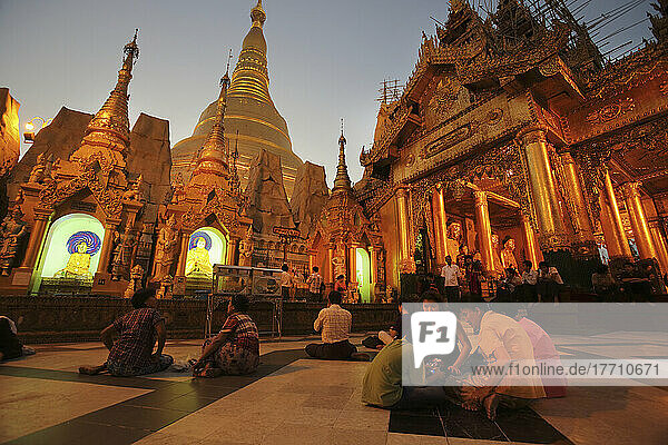 Besucher der Shwedagon-Pagode bei Sonnenuntergang; Yangon  Birma