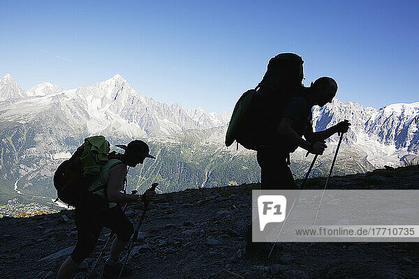 Wanderung oberhalb des Chamonix-Mont-Blanc-Tals  mit dem Mont Blanc im Hintergrund  Frankreich