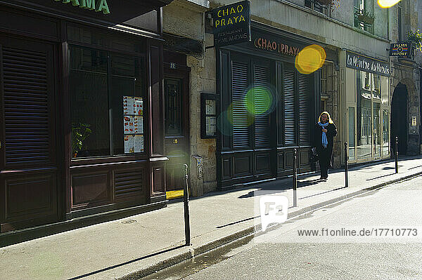 Ein Fußgänger im historischen Viertel des Marais; Paris  Frankreich