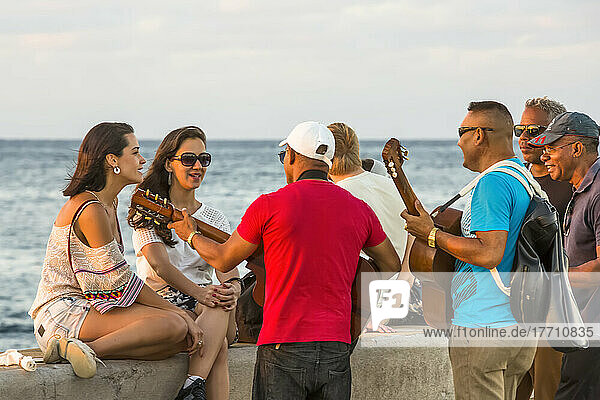 Musikanten bringen Touristen auf der Uferpromenade Malecon in Havanna  Kuba  ein Ständchen; Havanna  Havanna  Kuba