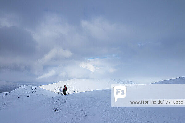 Frau beim Wandern auf dem Beinn Dorain bei verschneiten Winterbedingungen in der Nähe der Bridge of Orchy; Argyll und Bute  Schottland