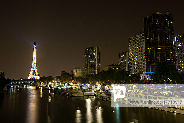 Der Eiffelturm  die Seine und Pariser Kreuzfahrtschiffe bei Nacht; Paris  Frankreich