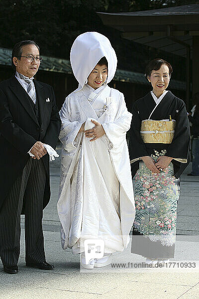 Nach der traditionellen japanischen Shinto-Hochzeitszeremonie findet am Meiji-Jingu-Schrein in der Nähe des Bahnhofs Harajuku in Tokio ein formeller Porträtsitz statt. Hier posieren die Braut und ihre Angehörigen für den Fotografen in informellen Aufnahmen im Vergleich zu den formellen Gruppenaufnahmen. Der weiße Kimono der Braut besteht aus mehreren Schichten und wird von einem Seidenbrokat bedeckt. Traditionell ist die Braut als Symbol der Reinheit von Kopf bis Fuß in Weiß gekleidet. Die Braut trägt die traditionelle Kopfbedeckung namens Tsuno Kakushi  was wörtlich übersetzt die Hörner verstecken bedeutet und traditionell bedeutet  dass die Braut eine ruhige und geduldige Ehefrau sein wird.