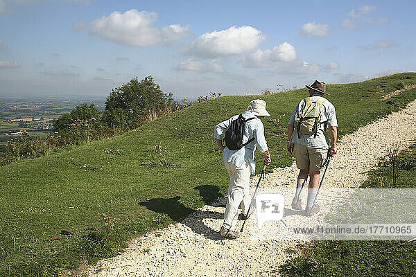 Wanderer in der Nähe des Dorfes Uley beim Wandern auf dem Cam Long Down Hill in den Cotswolds  auf dem berühmten National Trail  100 Mile Cotswold Way Trail; Gloucestershire  England