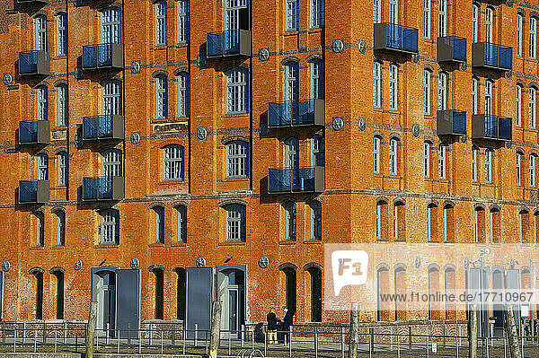 Ein Backsteingebäude mit zufällig platzierten Balkonen; Hamburg  Deutschland