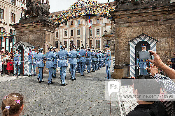 Besucher der Prager Burg beobachten die tägliche Zeremonie der Wachablösung; Prager Burg  Prag  Tschechische Republik