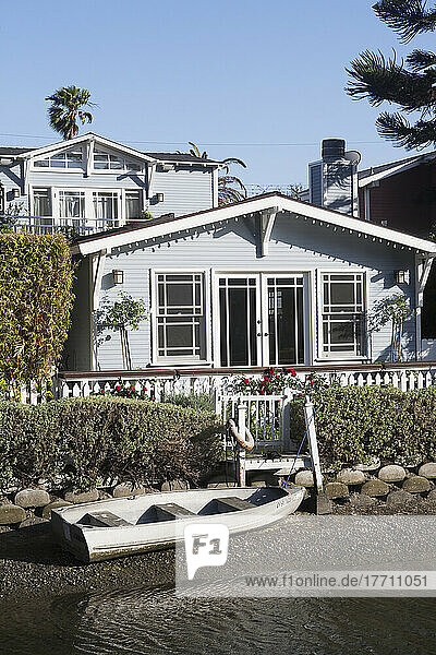 Ein Haus am Wasser mit einem Kanu am felsigen Ufer; Kalifornien  Vereinigte Staaten von Amerika