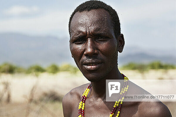 Porträt eines Mannes  der eine bunte Perlenkette trägt; Omo-Tal  Äthiopien