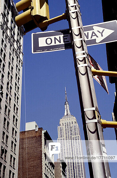 Empire State Building und Einbahnstraßenschild an einer Ampel