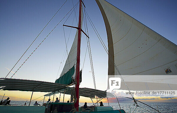 Eine Fahrt mit dem Segelboot auf dem Indischen Ozean bei Sonnenuntergang; Mauritius