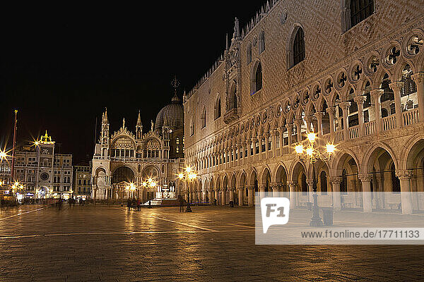 Markusplatz bei Nacht; Venedig  Italien