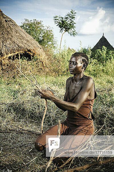 Nuer-Frau beim Vorbereiten von Brennholz  in der Nähe von Gambella  Westäthiopien; Äthiopien