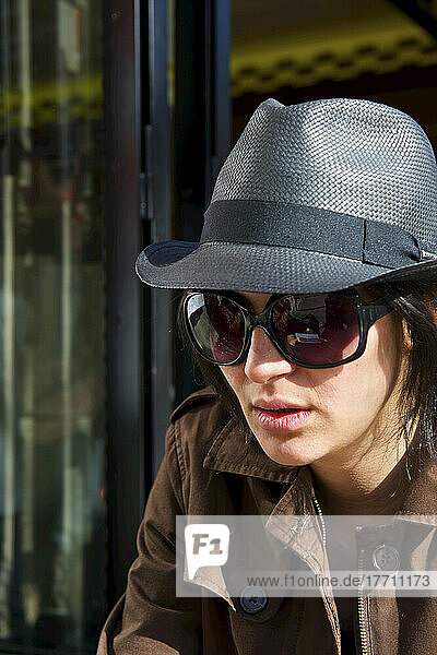 Junge Frau mit stilvollem Hut und Sonnenbrille  Marais-Viertel; Paris  Frankreich