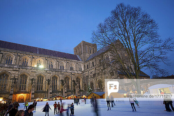 Eisbahn in der Kathedrale von Winchester für den Weihnachtsmarkt; Winchester  Hampshire  England