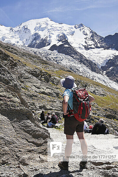 Wanderer über dem Chamonix-Mont-Blanc-Tal  mit dem Mont-Blanc-Massiv im Hintergrund; Frankreich
