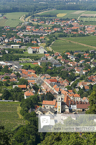 Europa  Österreich  Wachau  Blick auf das Dorf Furth vom Stift Gottweig