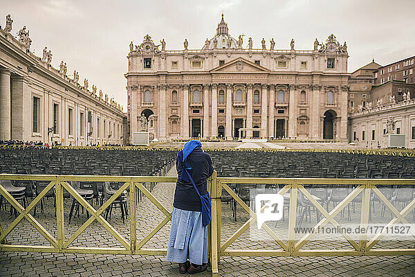 Eine Frau steht an einem Geländer auf dem Petersplatz; Rom  Latium  Italien