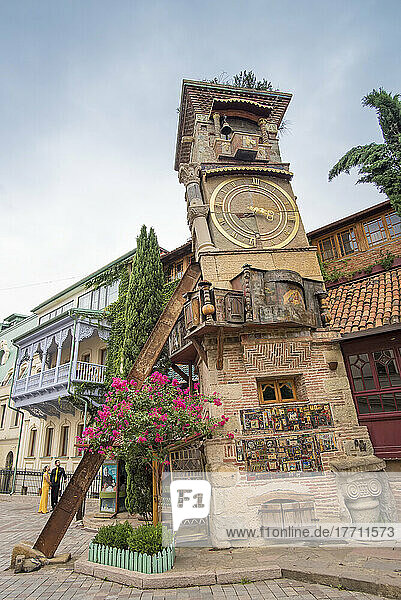 Der schiefe Uhrenturm des georgischen Puppenspielers Rezo Gabriadze befindet sich in der Altstadt von Tiflis  Georgien; Tiflis  Georgien