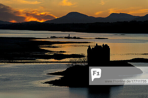 Silhouette von Castle Stalker in der Abenddämmerung; Appin  Argyll und Bute  Schottland