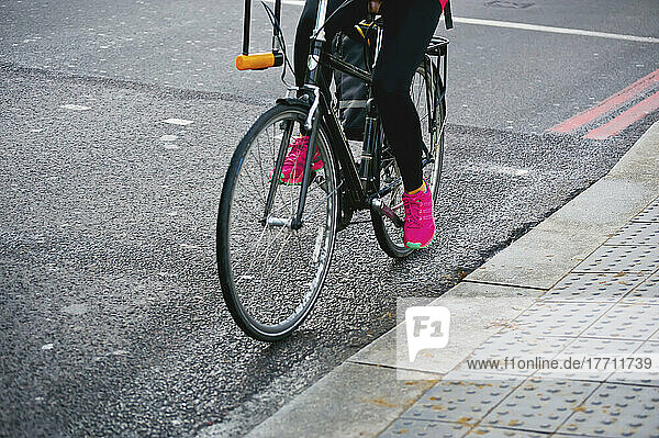 Ein Radfahrer mit hellrosa Schuhen; London  England