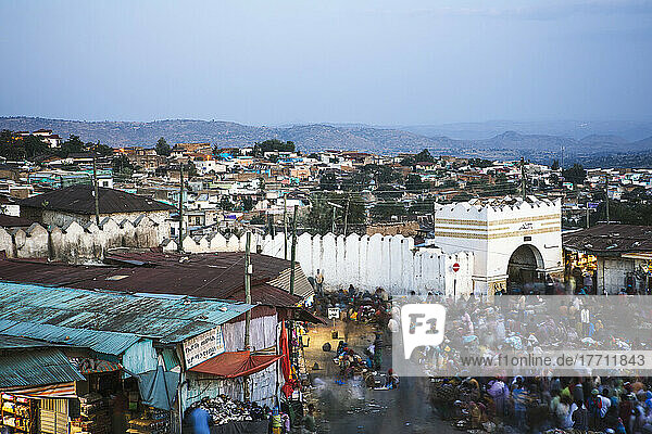 Straßenszene rund um die Altstadt von Harar in Ostäthiopien; Harar  Äthiopien