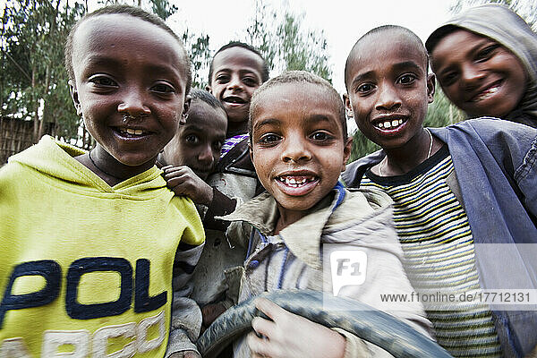 Gruppe aufgeregter junger Männer; Äthiopien