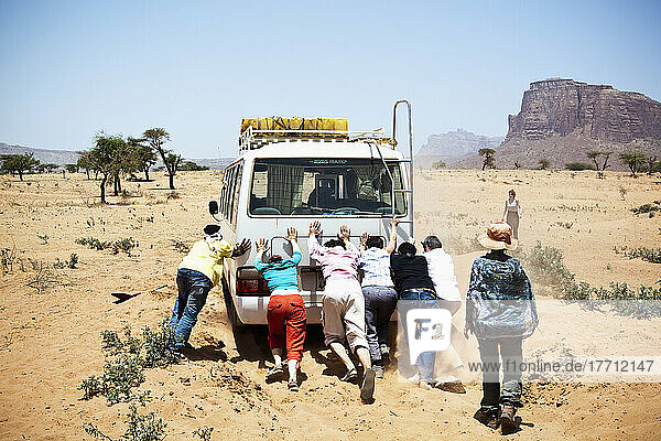 Reisende  die mit ihrem Bus im Sand in der Nähe des Gheralta-Plateaus feststecken; Region Tigray  Äthiopien
