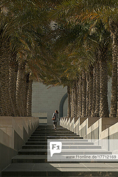 Frau  die die Treppe zum Museum für Islamische Kunst hinaufgeht; Doha  Katar